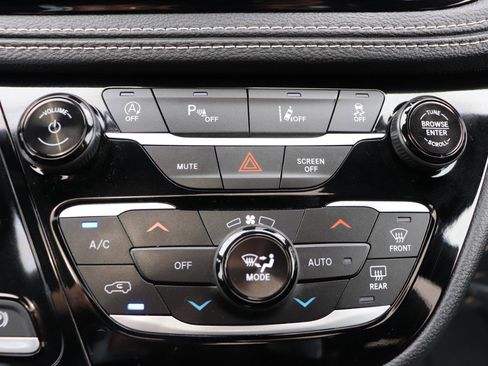 Used 2025 Chrysler Pacifica Limited image 45