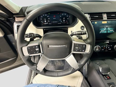 Used 2025 Land Rover Discovery Dynamic SE image 39