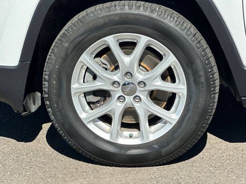 Used 2018 Jeep Cherokee Latitude Plus AWD/4WD image 25