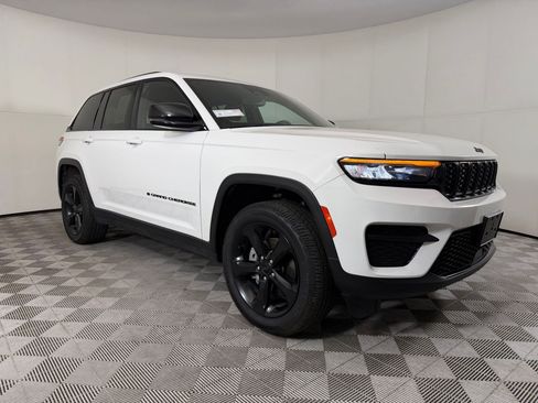 Used 2023 Jeep Grand Cherokee Altitude AWD/4WD image 6