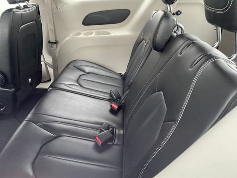 Used 2023 Chrysler Pacifica Touring-L FWD image 11
