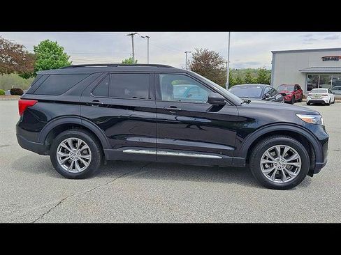 Certified 2022 Ford Explorer XLT w/ Equipment Group 202A AWD/4WD image 9
