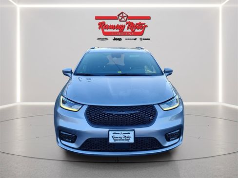 Used 2021 Chrysler Pacifica Touring-L w/ Premium & Safety Sphere Group image 8