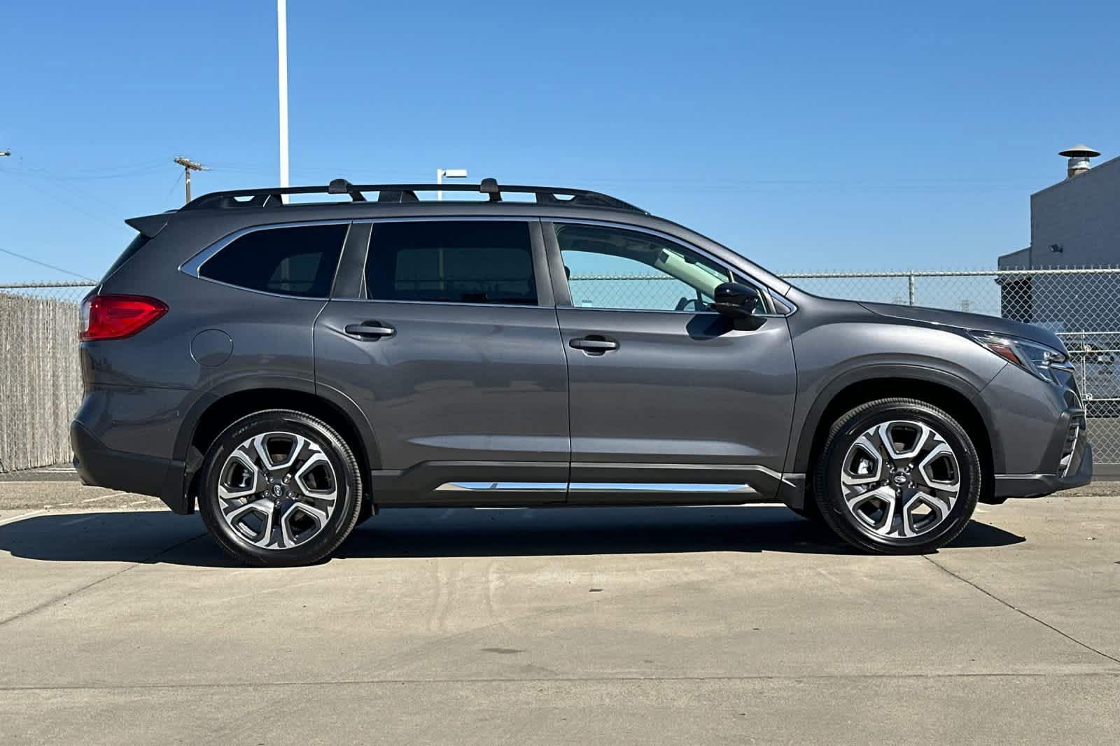 Used 2025 Subaru Ascent Limited w/ Popular Package #1 AWD/4WD image 2