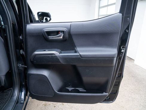 Used 2019 Toyota Tacoma TRD Off-Road w/ Technology Package AWD/4WD image 20