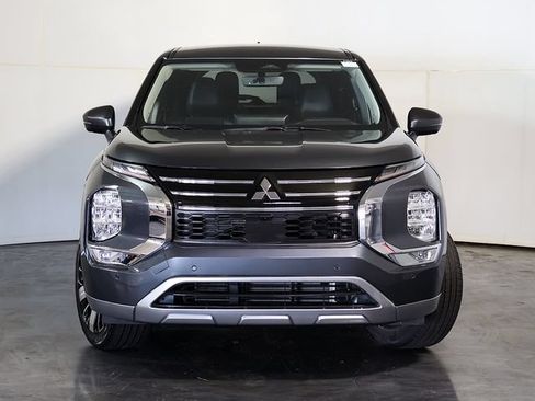 Used 2025 Mitsubishi Outlander SE FWD image 10