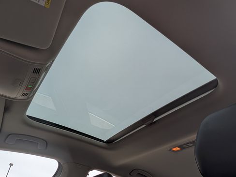 Used 2025 Volkswagen Jetta SE w/ Sunroof Package image 15