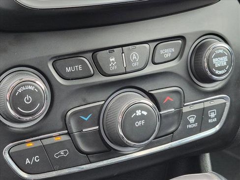 Used 2019 Jeep Cherokee Latitude Plus FWD image 13