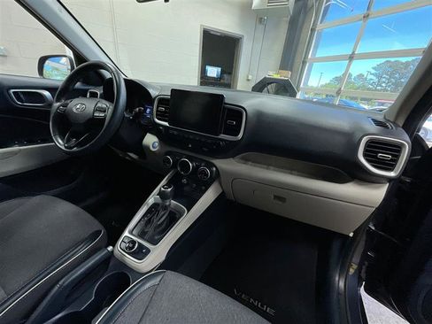 Used 2021 Hyundai Venue FWD image 31