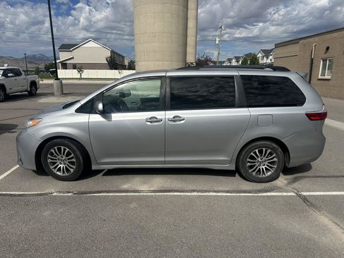 Used 2019 Toyota Sienna XLE w/ XLE Navigation Package FWD image 3