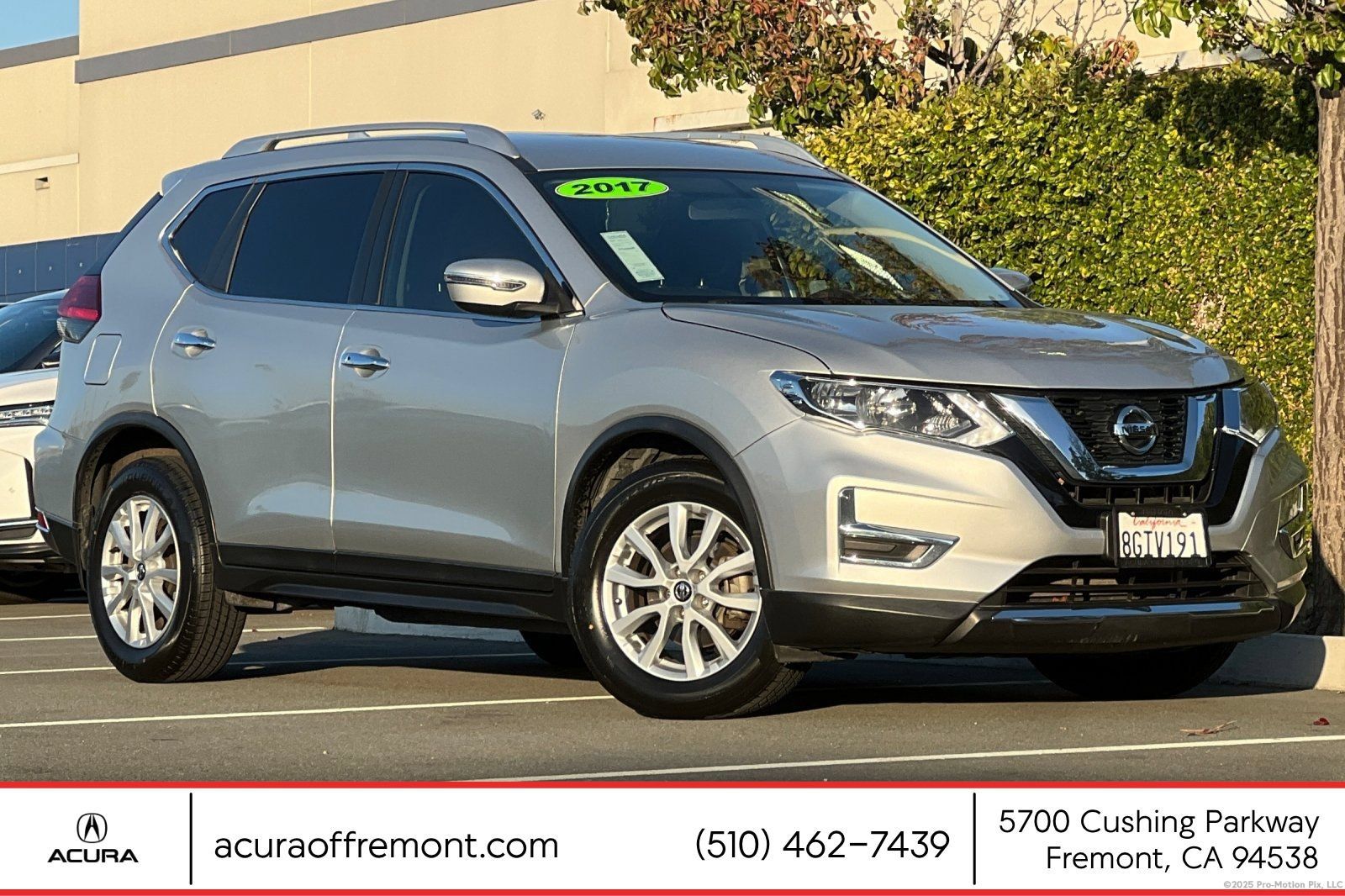 Used 2017 Nissan Rogue SV FWD image 1