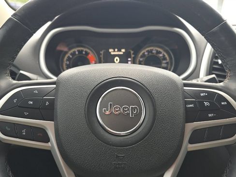 Used 2018 Jeep Cherokee Latitude Plus w/ Comfort/Convenience Group AWD/4WD image 20