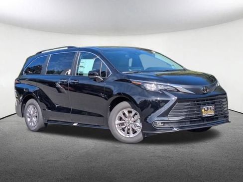 New 2026 Toyota Sienna XLE AWD/4WD image 2