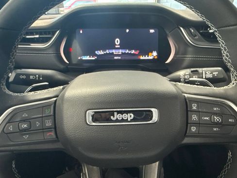 Used 2025 Jeep Grand Cherokee Altitude AWD/4WD image 19