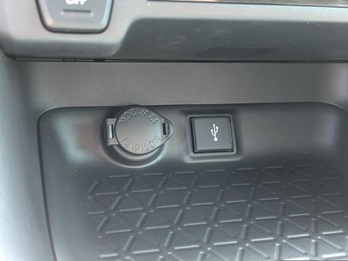 Used 2021 Toyota RAV4 XLE w/ Convenience Package FWD image 32