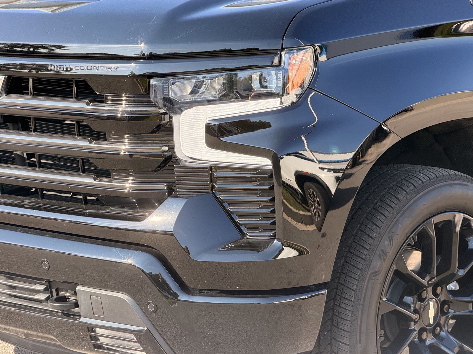 Used 2025 Chevrolet Silverado 1500 High Country w/ High Country Premium Package AWD/4WD image 8
