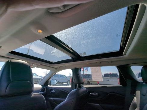 Used 2019 Jeep Cherokee Limited image 19