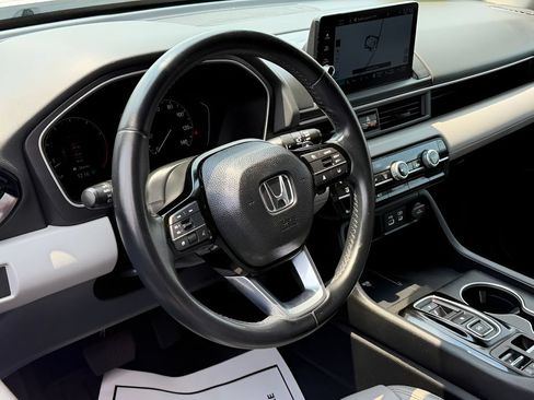 Used 2025 Honda Pilot Touring image 16