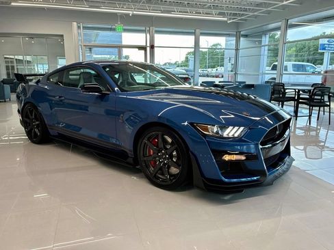 Used 2021 Ford Mustang Shelby GT500 w/ Carbon Fiber Track Pack RWD image 1