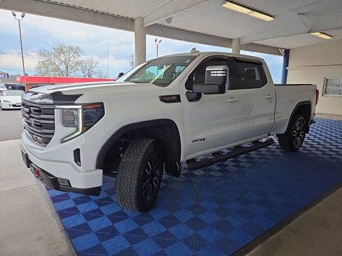 Used 2023 GMC Sierra 1500 AT4 w/ Technology Package AWD/4WD image 3