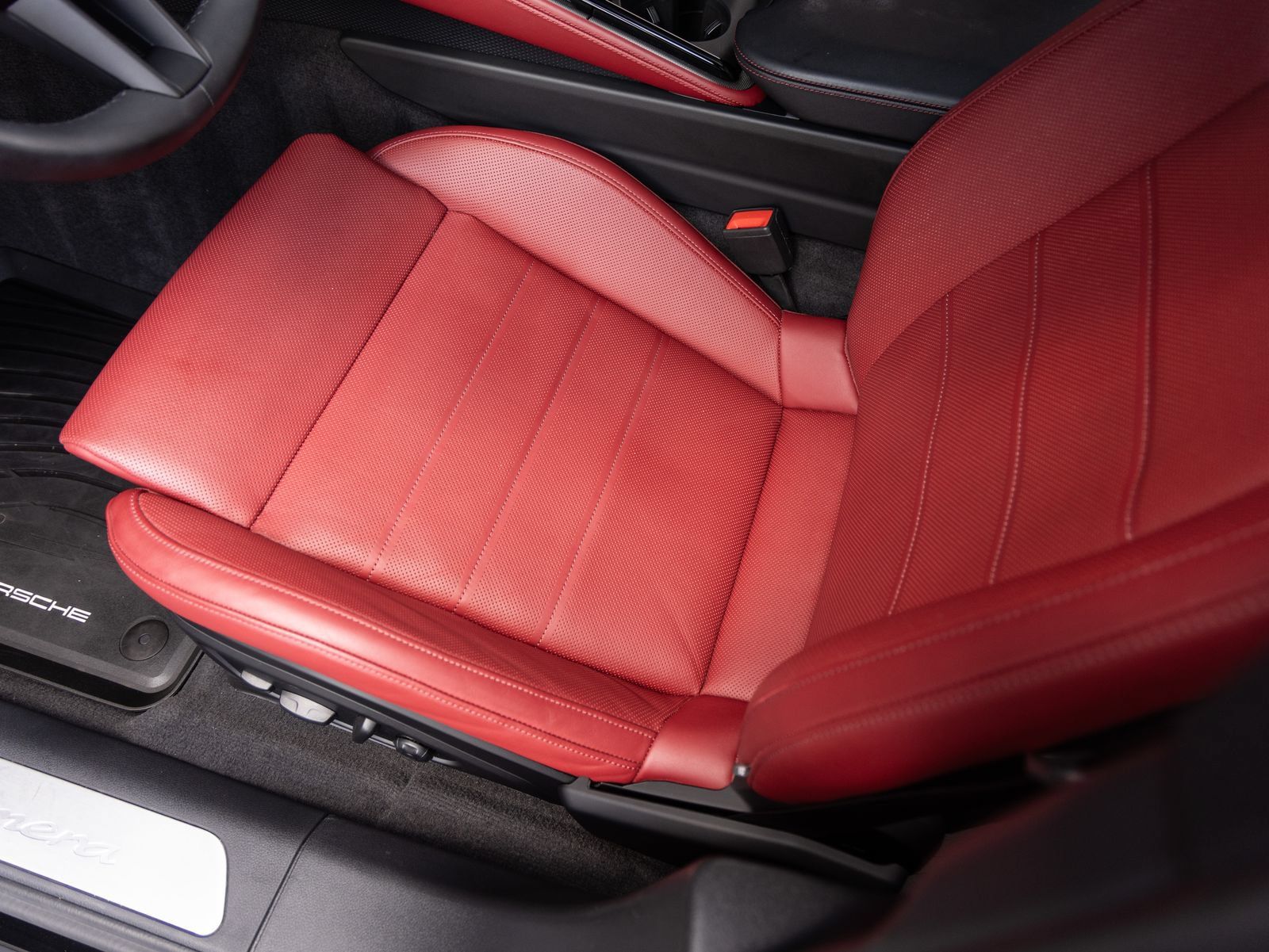Certified 2025 Porsche Panamera RWD image 21