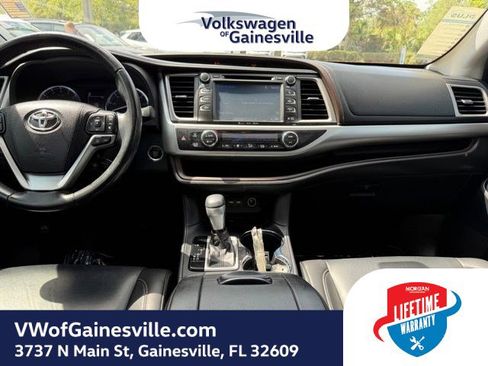 Used 2019 Toyota Highlander XLE FWD image 13
