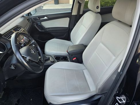 Used 2018 Volkswagen Tiguan SE w/ Panoramic Sunroof Package image 26