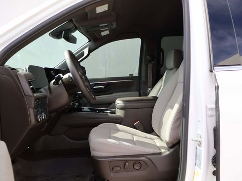 Used 2025 Chevrolet Suburban LS image 8