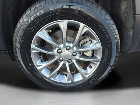 Used 2019 Jeep Cherokee Latitude Plus w/ Cold Weather Group image 29