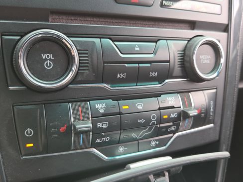 Used 2017 Ford Explorer XLT w/ Equipment Group 202A image 27