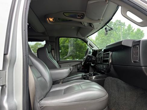 Used 2018 GMC Savana 3500 Extended RWD image 24