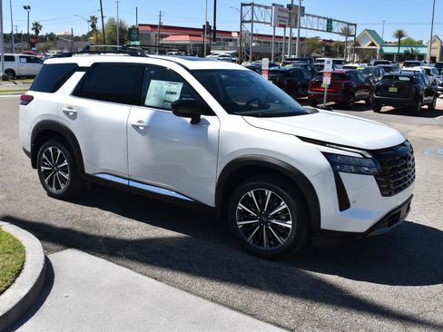 New 2026 Nissan Pathfinder Platinum image 14