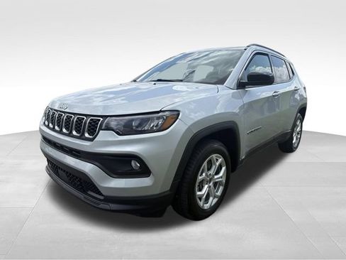 Used 2024 Jeep Compass Latitude AWD/4WD image 9