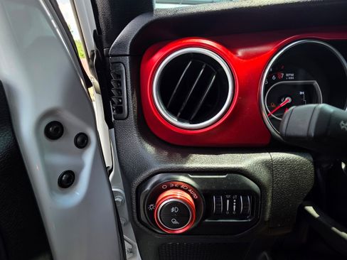 Used 2020 Jeep Gladiator Rubicon AWD/4WD image 15