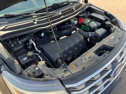 Used 2017 Ford Explorer XLT w/ Equipment Group 202A FWD image 26