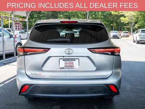 Used 2025 Toyota Highlander LE FWD image 4
