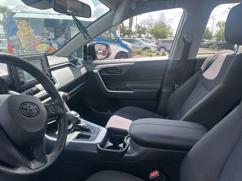 Used 2019 Toyota RAV4 LE FWD image 16