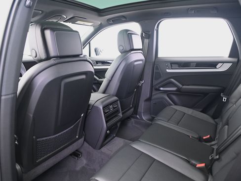 Used 2025 Porsche Cayenne image 31
