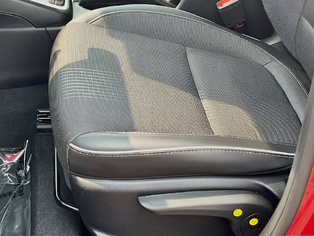 Used 2025 Hyundai Venue Limited FWD image 19