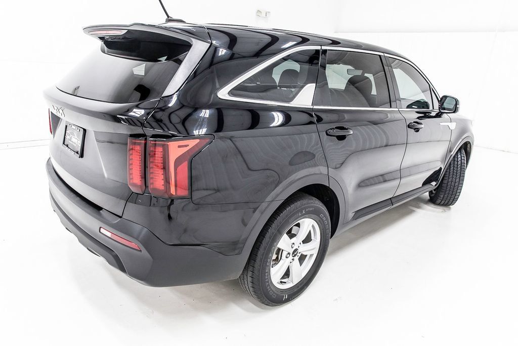 Used 2023 Kia Sorento LX FWD image 7