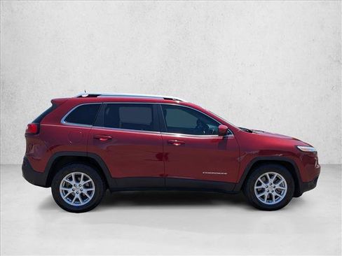 Used 2017 Jeep Cherokee Latitude w/ Comfort/Convenience Group FWD image 4