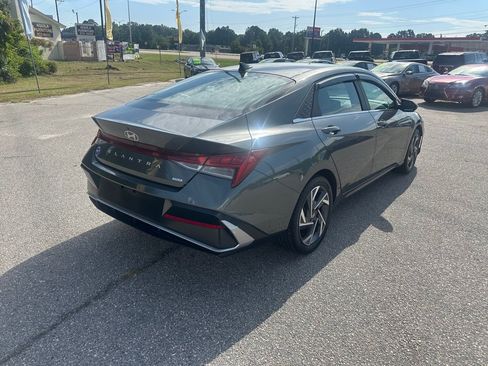 Used 2025 Hyundai Elantra Limited FWD image 5