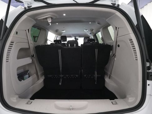 Used 2024 Chrysler Pacifica Touring-L FWD image 10