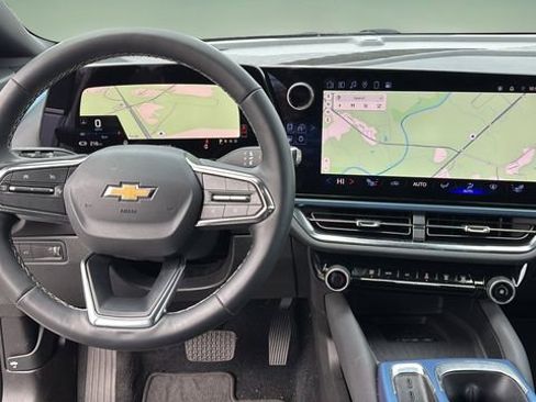 Certified 2025 Chevrolet Equinox EV LT w/ Convenience Package image 9