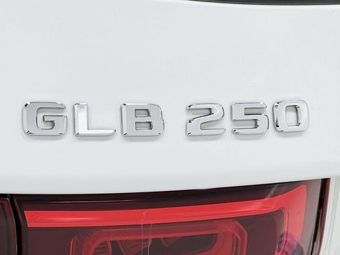 Used 2021 Mercedes-Benz GLB 250 4MATIC image 38