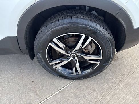 Certified 2023 Volvo XC40 B5 Plus w/ Protection Package AWD/4WD image 16