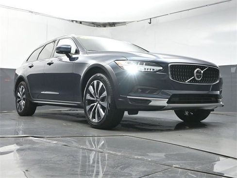 Certified 2025 Volvo V90 B6 Cross Country Plus image 34