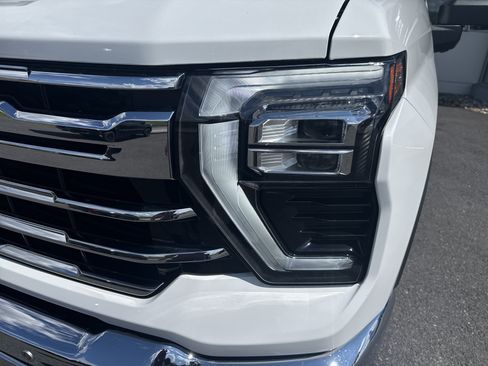 Used 2024 Chevrolet Silverado 2500 LTZ w/ LTZ Premium Package AWD/4WD image 9