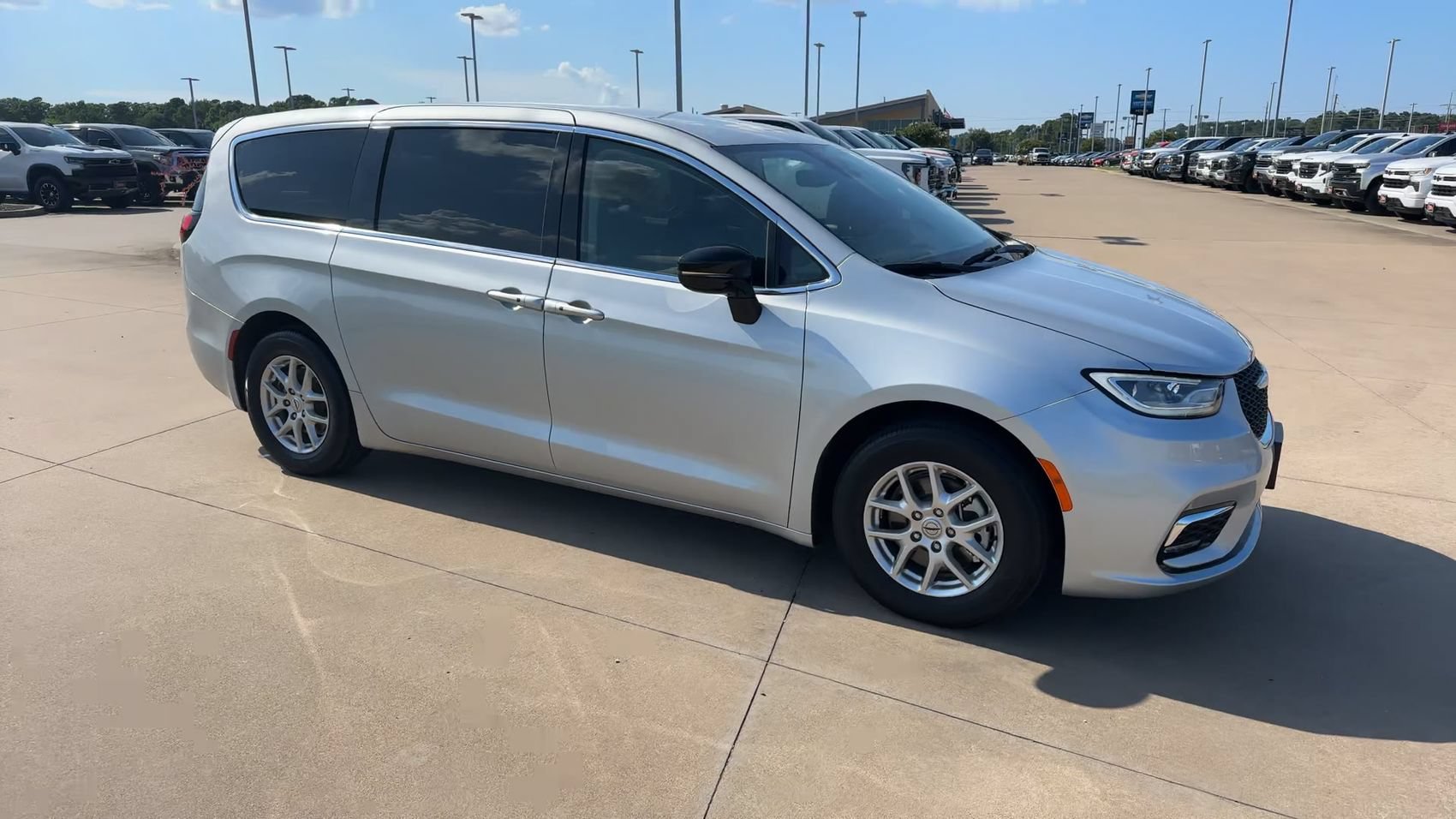 Used 2024 Chrysler Pacifica Touring-L FWD image 3