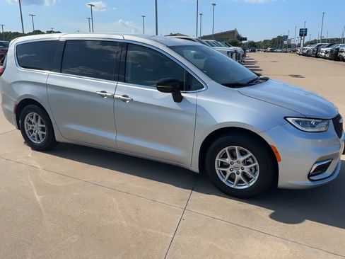 Used 2024 Chrysler Pacifica Touring-L FWD image 3